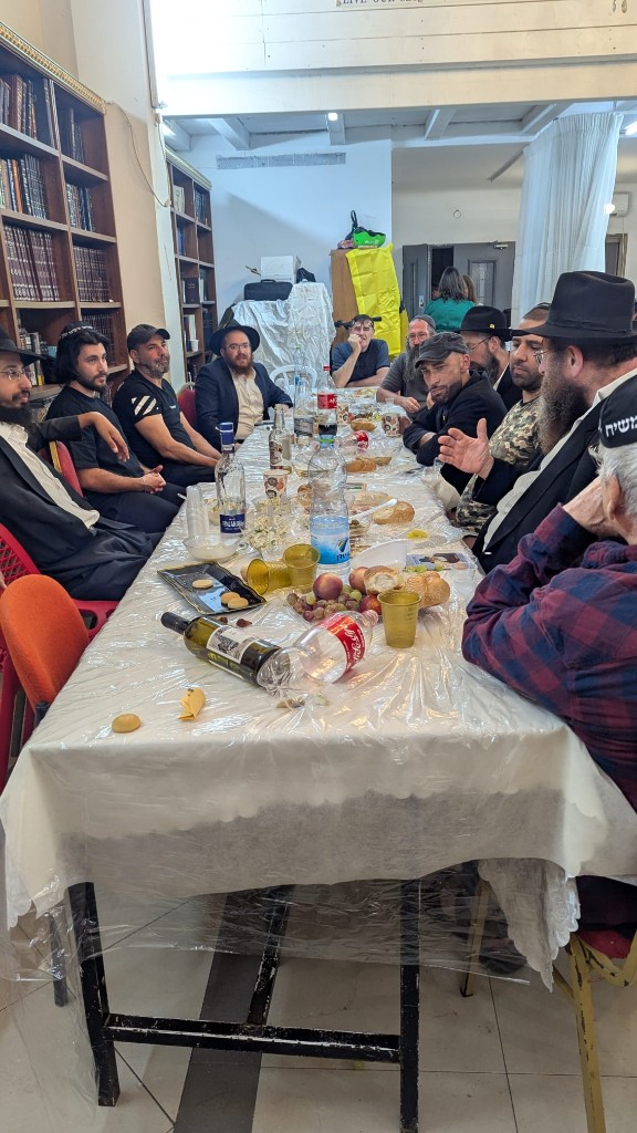 אווירה חמה — מפגש קהילתי סביב השולחן