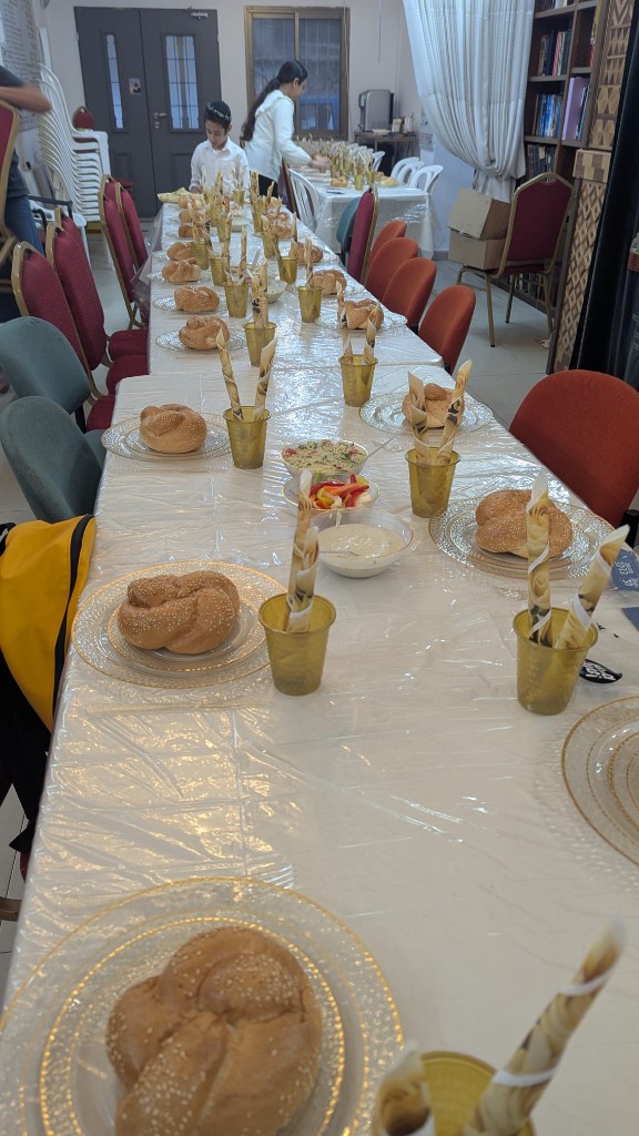 שולחן שבת ערוך בבית חב״ד פלורנטין